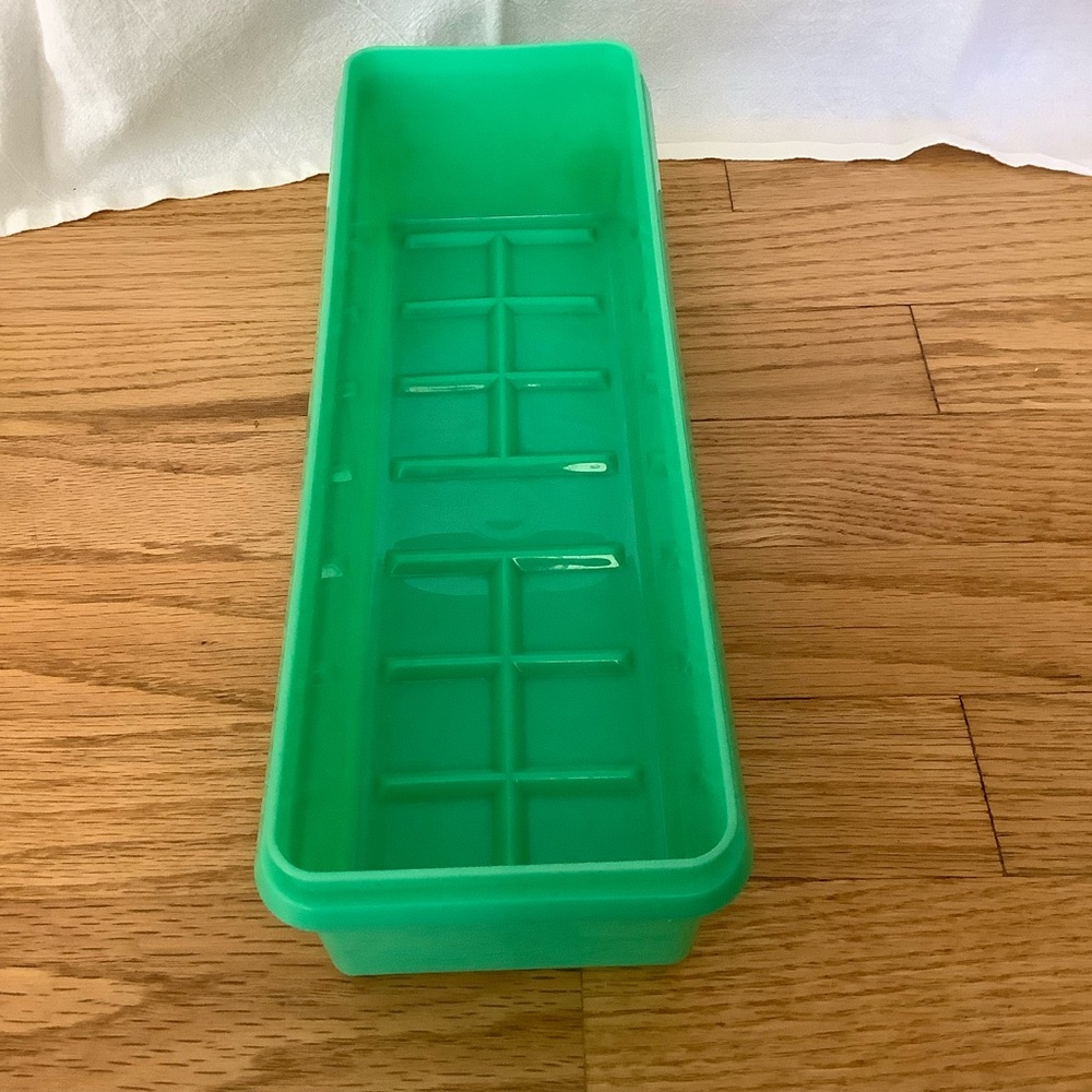 Tupperware Green Rectangular Celery / Vegetable Storage Container - Picture 2 of 5